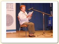 La Prof. Olga Isabel Segurola leyendo el cuento ganador