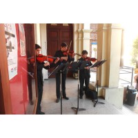 Violinistas de la Orquesta Sinfónica Juvenil reciben a los invitados