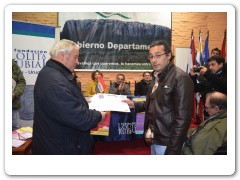 Juan Carlos García Aranda entrega su mención a Richard Dutra
