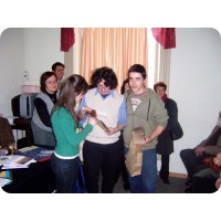 Estudiantes del Instituto "Eduardo Fabini" le hacen entrega al Prof. Leonardo de León
de un obsequio de los alumnos de dicha casa de estudios.