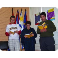 Alvaro Fernández, la Prof. Lilians Soria y Diego Ramos leyendo un pasaje de la obra ganadora