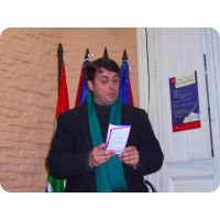 El Prof . Gabriel Fernández, leyendo las bases de la  convocatoria al Premio 2011