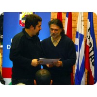 El escritor Rodolfo Santullo recibe su diploma de manos del Secretario de la Fundación, Ing. Quím. Conrado Guadalupe
