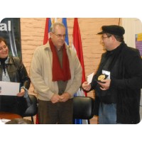 El Sr. Alejandro Giorello, al entregar el premio otorgado por la Intendencia de Lavalleja al escritor Martín Bentancor