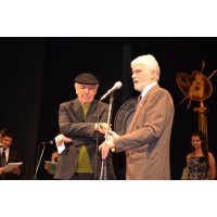 Daniel Viglietti, Morosoli de Oro 2012, al recibir el premio de manos del Secretario Ejecutivo de la Fundación Lolita Rubial, Gustavo Guadalupe.