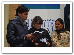 Diego Arce y Jeniffer Benítez, junto a la Prof. Rosana Etcheverry, integrantes del grupo "Juglares" del instituto Eduardo Fabini