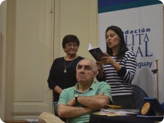Las Profesoras Lilians Soria y Rosana Etcheverry, integrantes del grupo "Juglares" del instituto Eduardo Fabini, leyendo pasajes de la novela ganadora