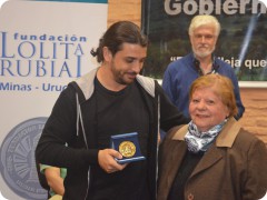 El escritor Martín Lasalt, ganador del Gran Premio, recibió la Medalla de Oro de manos de la Coordinadora de la Fundación, María Olmedo